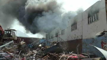 Fabrika yangınına 72 personel ve 25 itfaiye aracı müdahale etti
