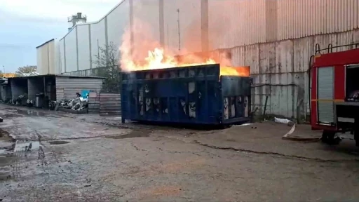 Fabrikanın geri dönüşüm konteynırı yandı
