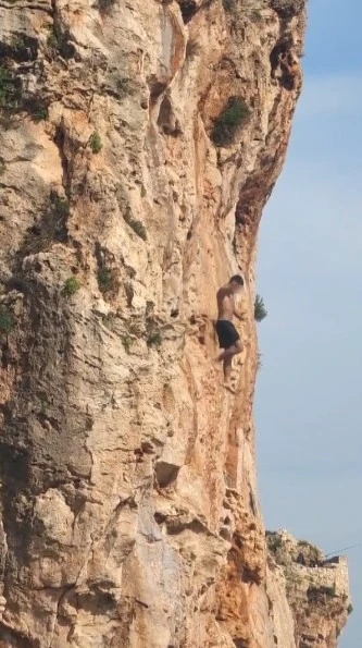 Falezlerden atlamak için ölümü göze aldı
