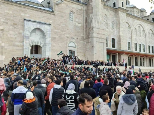 Fatih Camii’nde toplanan Suriyeliler, Esad rejiminin devrilmesini kutluyor
