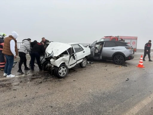 Feci Kazada Tofaş Otomobil Hurdaya Döndü, 1 Ölü, 2 Yaralı