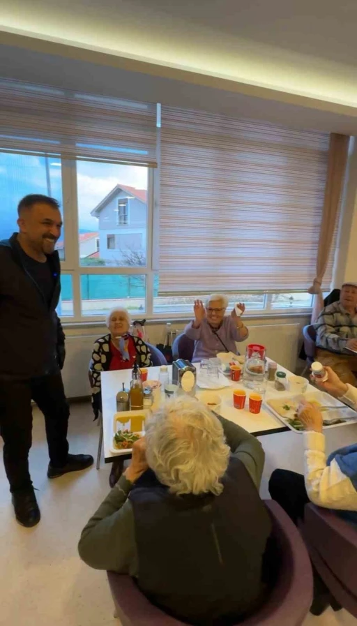 Fenomen Ciğerci huzurevindeki yaşlıları unutmadı
