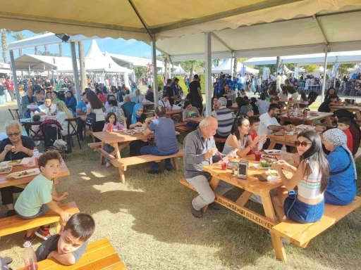 Festivalin en minik ziyaretçisi Adana kebabı ile avutuldu
