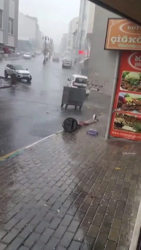 Fırtına ve yağmur, çöp konteynerini alıp götürdü: Tebessüm ettiren anlar
