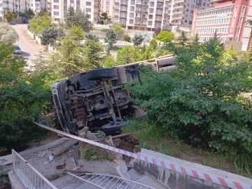 Freni arızalanan belediye kamyonu apartmanın bahçesine devrildi
