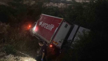 Freni boşalan Arçelik kamyoneti uçurumdan uçtu
