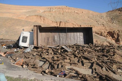 Freni boşalan odun yüklü kamyon şarampole devrildi: 2 yaralı
