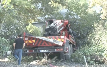 Freni boşalan vinç, otomobile çarpıp cami avlusuna uçtu: 1 yaralı
