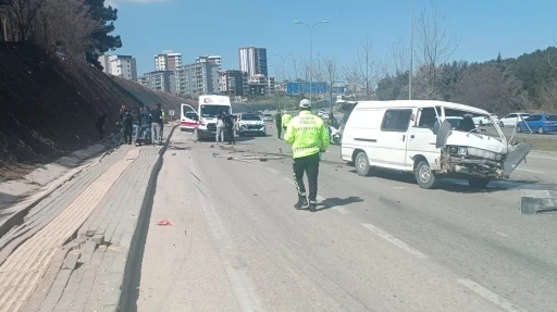 Gaziantep’te hafif ticari araç ile otomobil çarpıştı: 1 ölü, 3 yaralı
