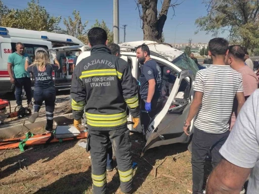 Gaziantep’te kontrolden çıkan araç ağaca çarparak durabildi: 2 yaralı
