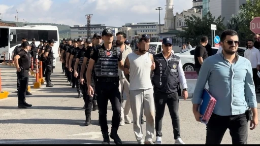 Gaziantep’te uzun namlulu silahlarla husumetlilerini tehdit eden şahıslar adliyede
