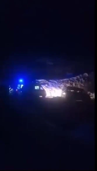 Gece rahatsızlanan hastayı kızakla ambulansa taşıdılar
