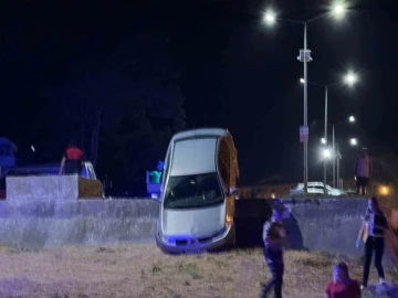 Gelibolu’da otomobil otopark duvarında asılı kaldı, sürücü 3,93 promil alkollü çıktı
