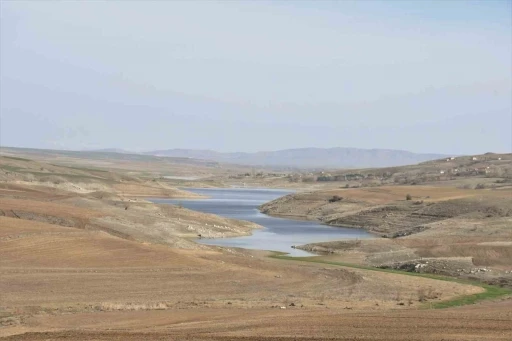 Gelingüllü barajında üç ay arayla çekilen görüntüler yaşanan kuraklığı gözler önüne serdi
