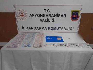 Getirdikleri uyuşturucuları satamadan jandarmaya yakalandılar
