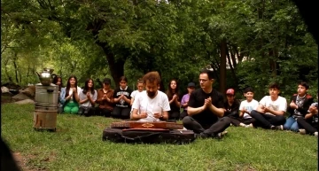 Gezgin öğretmenden öğrencilere Doski Vadisi’nde santur sürprizi
