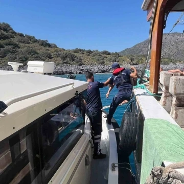 Gezi teknesinde yaralanan vatandaşa tıbbi tahliye
