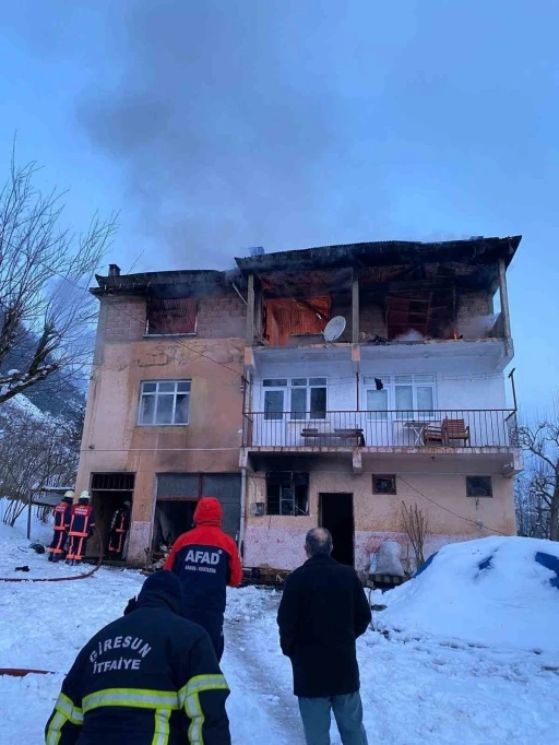 Giresun’da bir evde çıkan yangında faciadan dönüldü
