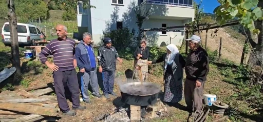 Giresun’un Kulakkaya Yaylası’nda geleneksel armut pekmezi yapımı başladı
