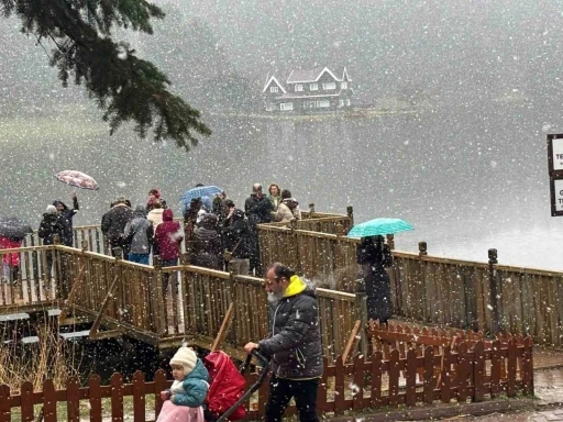 Gölcük Tabiat Parkı’nda kar yağışı etkili oluyor
