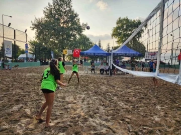 Gölcük’te plaj voleybolu turnuvası başladı
