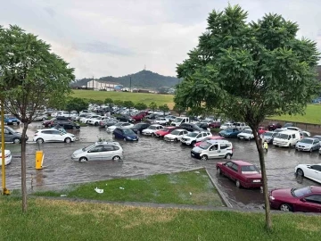 Göle dönen otoparkta onlarca araç mahsur kaldı
