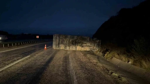 Gönen-Bandırma yolunda trafik kazası: Kamyon devrildi
