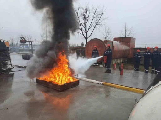 Gönüllü itfaiyeciler katkı sağlıyor
