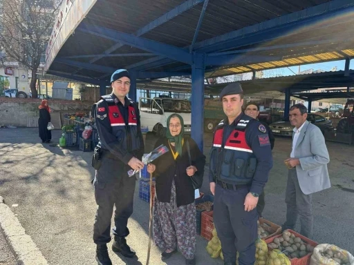 Gördes’te jandarma ekipleri şehit annelerini unutmadı
