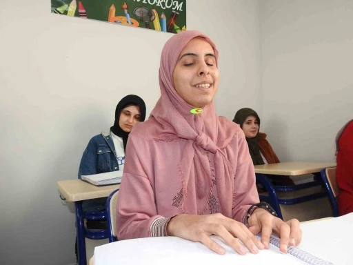 Görme engelli öğrenciler, mukabele geleneğini Braille alfabesiyle sürdürüyor
