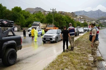 Gümüşhane’de sağanak yağışın ardından trafikte aksamalar meydana geldi
