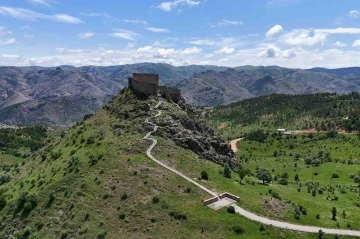 Gümüşhane’deki Kov Kalesi heybeti ile tarihe meydan okuyor
