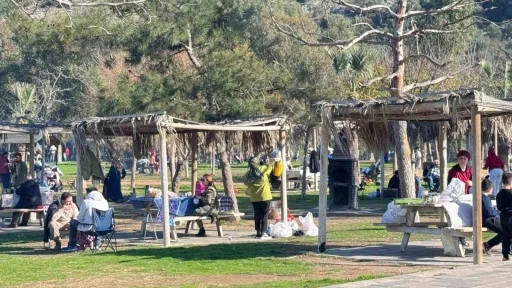 Güneşli hava Adagöl’ü doldurdu
