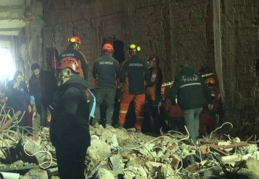 Güngören’de çöken binada enkaz altında kalan işçiye ulaşıldı
