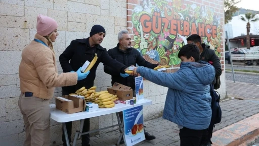 Güzelbahçe’de süt, poğaça ile birlikte öğrencilere kuruyemiş ve meyve de dağıtılacak
