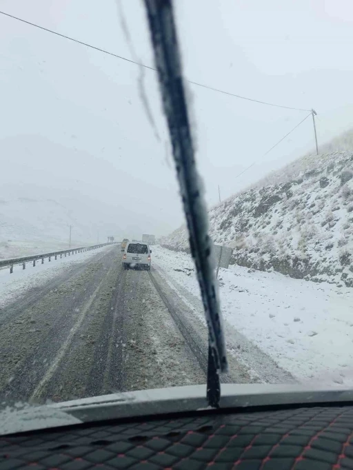 Güzeldere Geçidi’nde kar yağışı: Onlarca araç yolda kaldı
