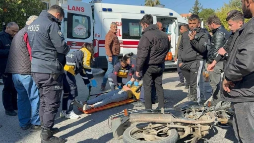 Hafif ticari araç motosikletle çarpıştı, o anlar güvenlik kamerasına yansıdı: 1 yaralı
