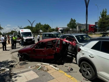 Hafif ticari araç park halindeki 3 araca çarptı: 3 yaralı
