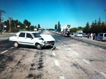 Hafif ticari araçla otomobil çarpıştı: 2 yaralı
