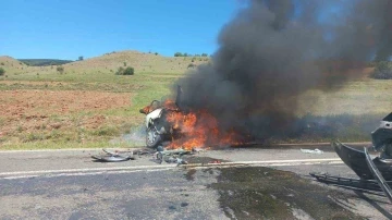 Hafif ticari ile çarpışan Tofaş alev topuna dönüştü: 1 ölü, 1 yaralı
