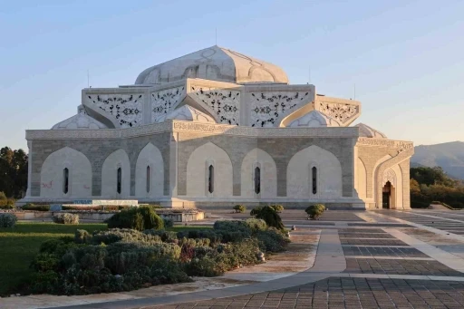 Hafız Esad’ın harabeye dönen mezarı görüntülendi
