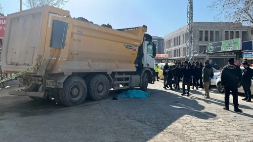 Hafriyat kamyonunun altında kalan yaşlı vatandaş can verdi
