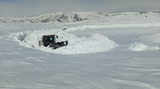 Hakkari’de 3 metreyi bulan karda yol açma çalışması
