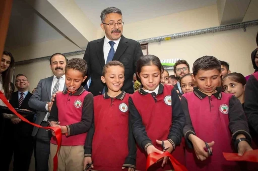 Hakkari’de &quot;Bir Bavul Kitap Kütüphanesi&quot; açıldı
