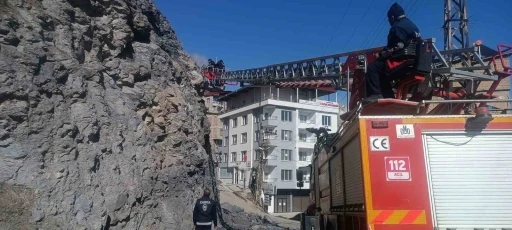 Hakkari’de tehlike saçan taşlar güvenli şekilde indirildi
