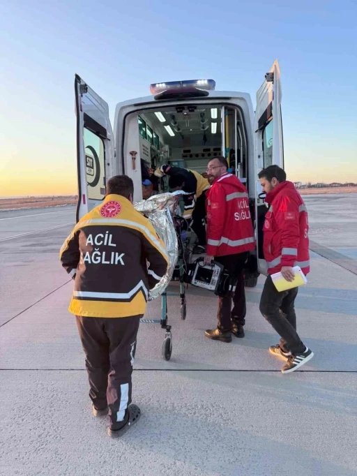 Hakkari’deki hasta ambulans helikopterle Van’a nakledildi
