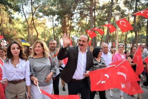 Halk danslarının kalbi Konyaaltı’nda attı
