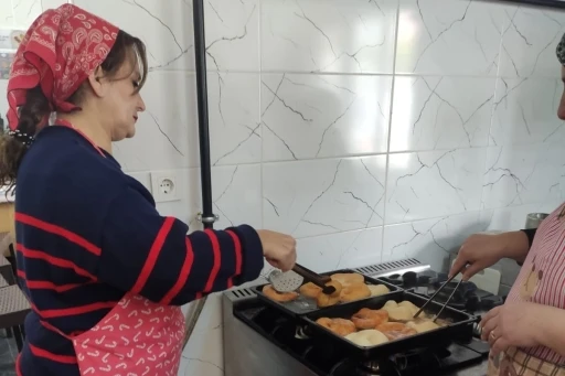 Halk Eğitim kursiyerleri, depremde hayatını kaybedenler için hayır yaptı
