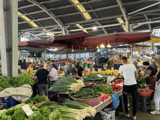 Halk pazarında fiyatlar yükseldi
