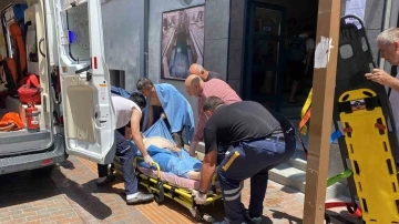 Hamamda düşerek başını çarpan 70 yaşındaki adam ambulansta hayata döndürüldü
